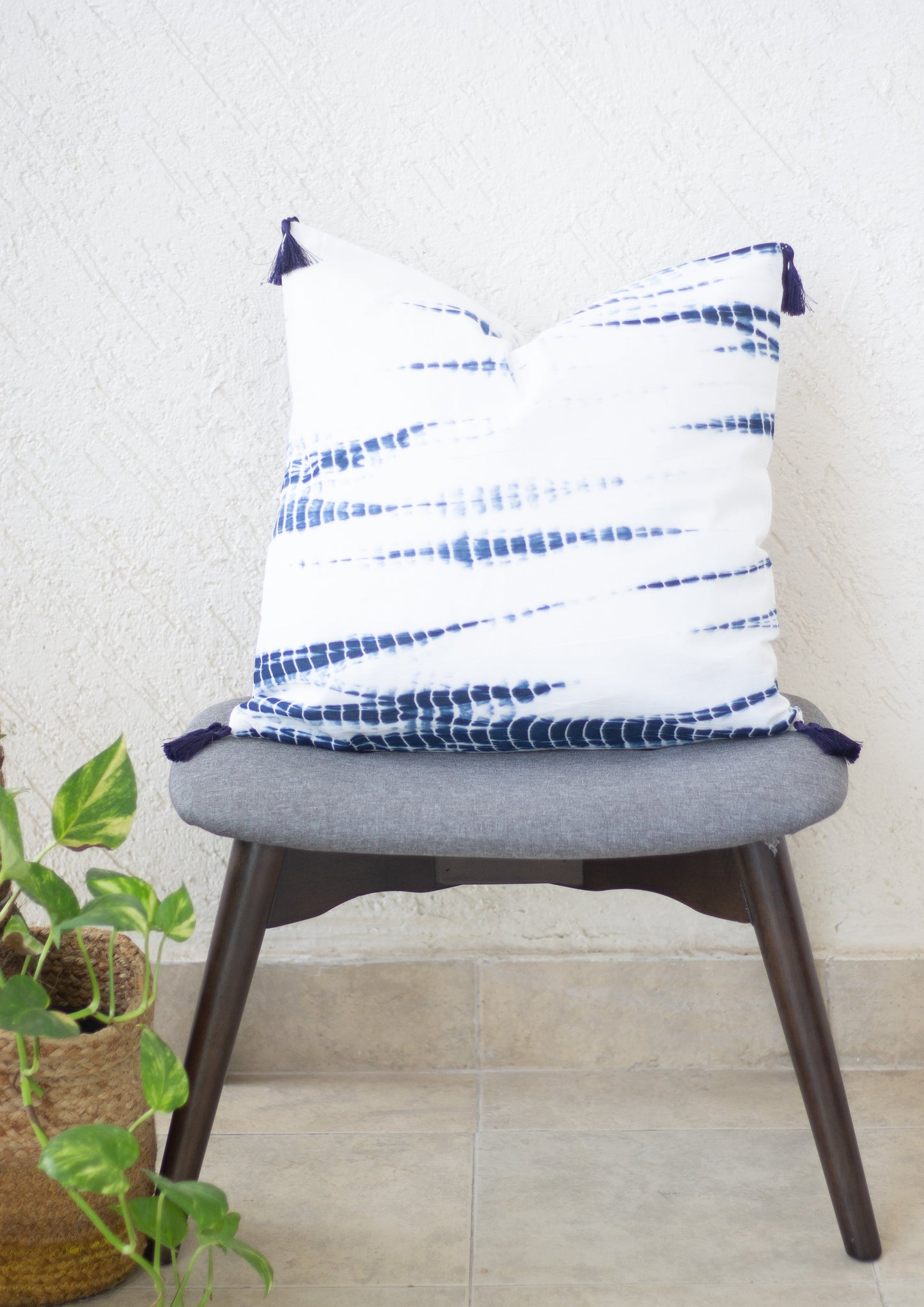 Tie and dye decorative cushion covers - Shibori cushions with tassels- Blue and white